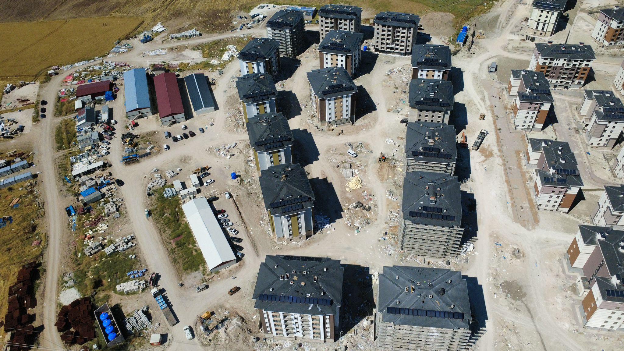 Ankara Yenipeçenek TOKİ bloklarının çatılarındaki güneş enerjisi sistemleri — görsel 1