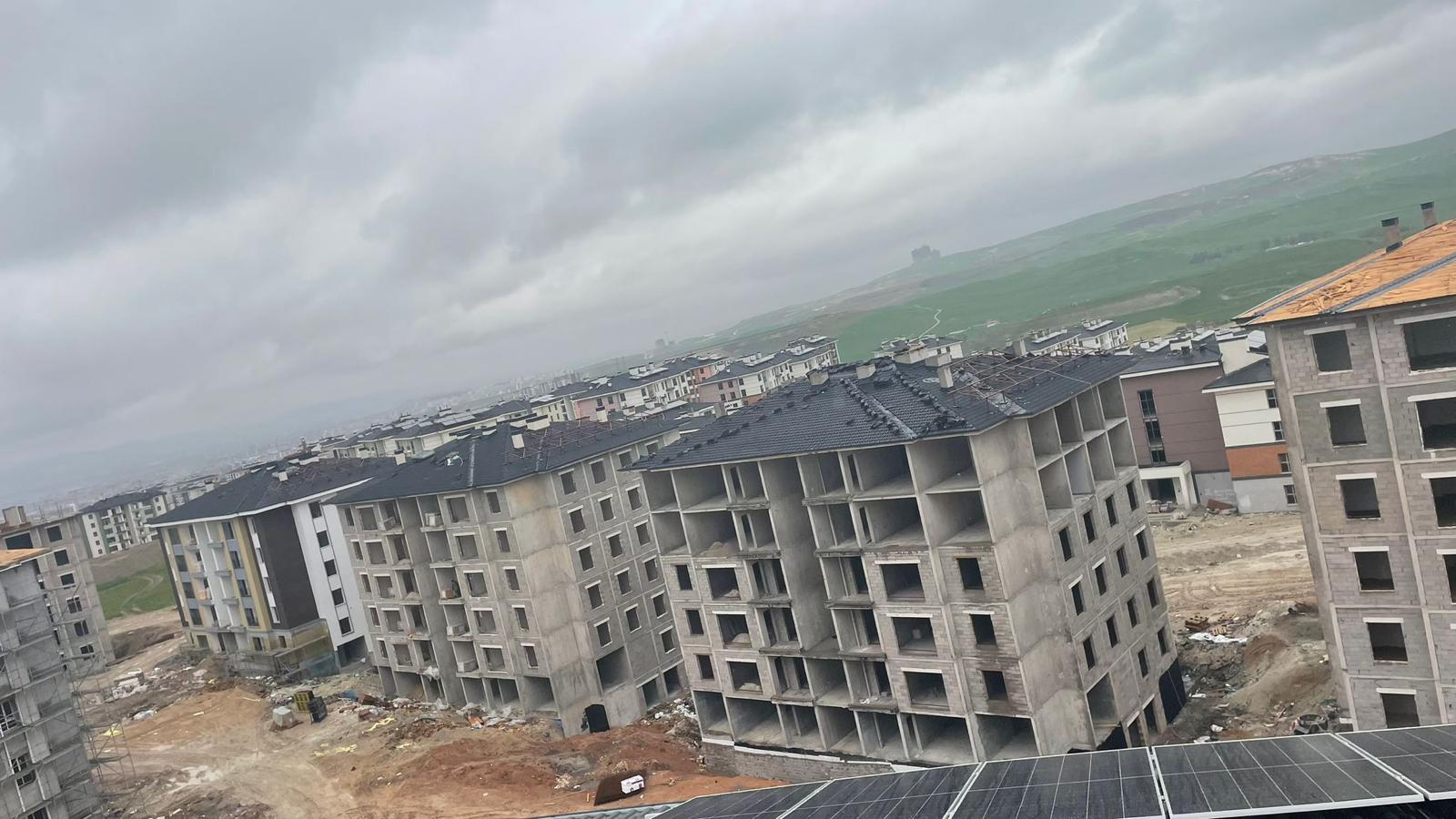 Arnavutköy TOKİ bloklarındaki çatı üstü güneş enerjisi kurulumu — görsel 1