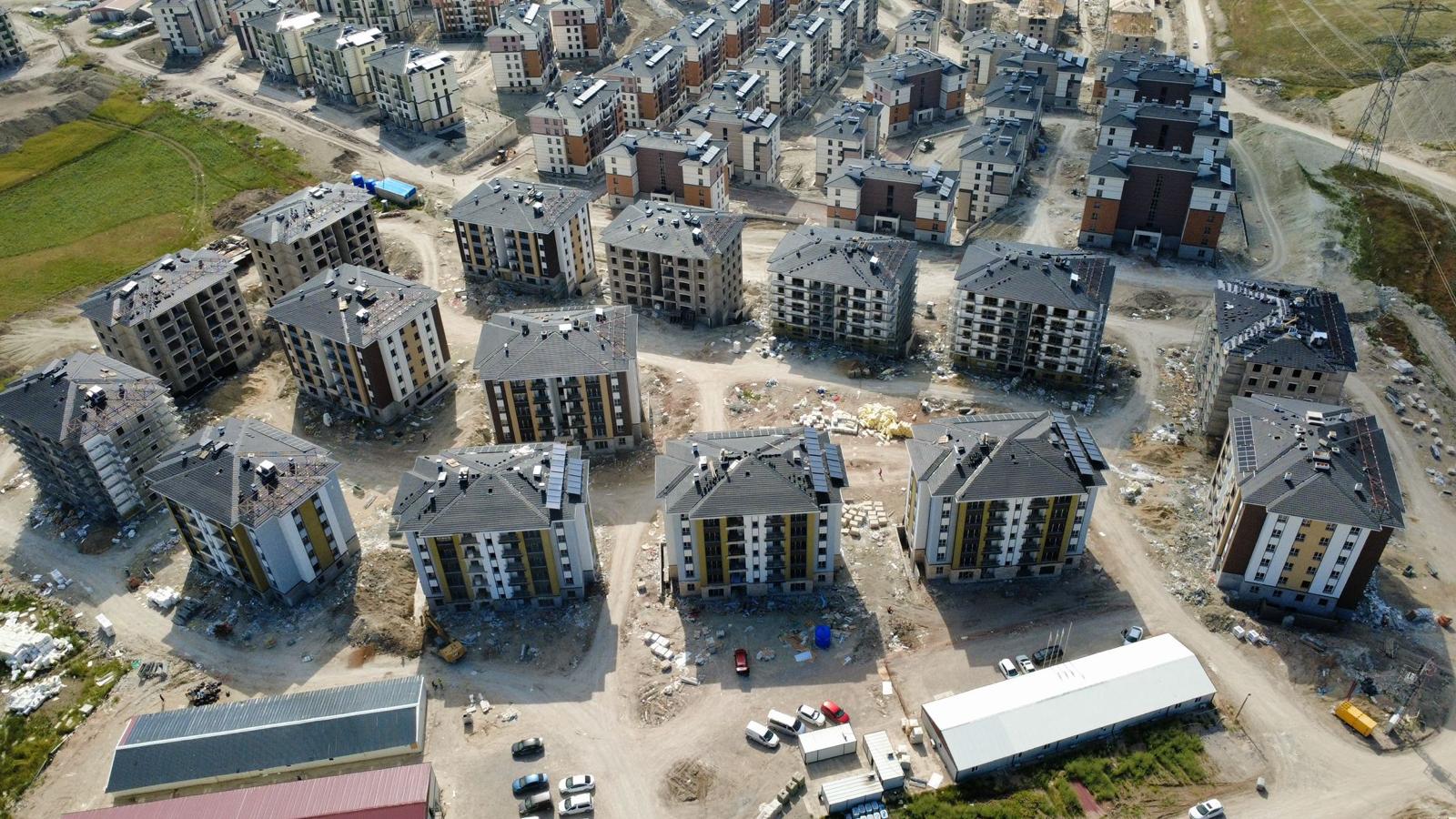 Sivas Şarkışla TOKİ bloklarındaki çatı üstü güneş enerjisi kurulumu — görsel 2